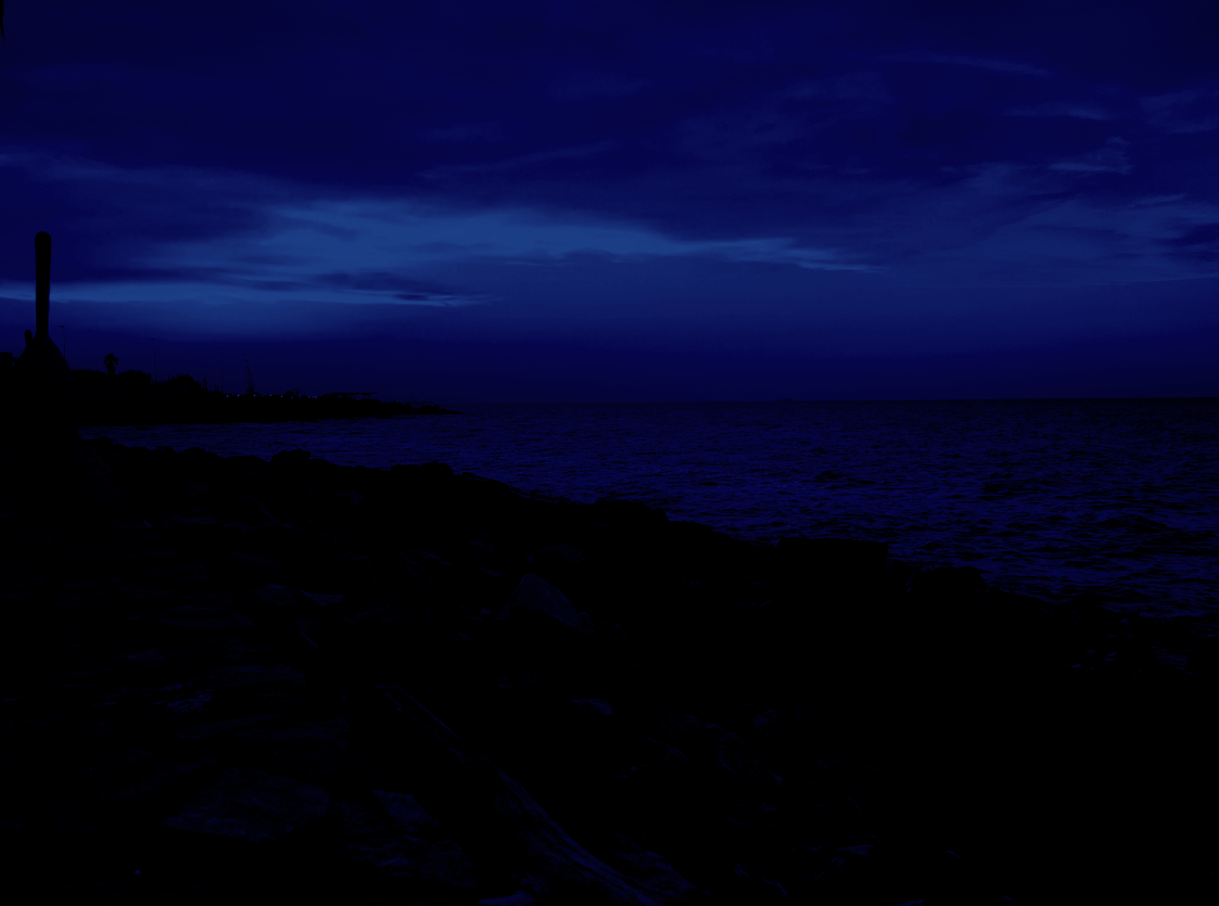 Paesaggio costiero nella luce blu della sera, dal documento di riferimento